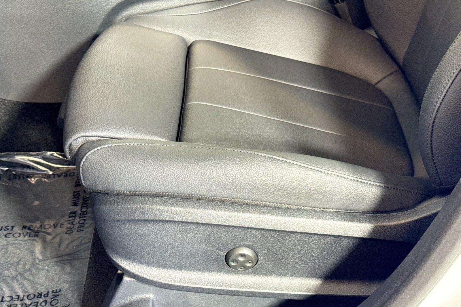 New 2026 Polar White Mercedes-Benz GLB 250 image 17