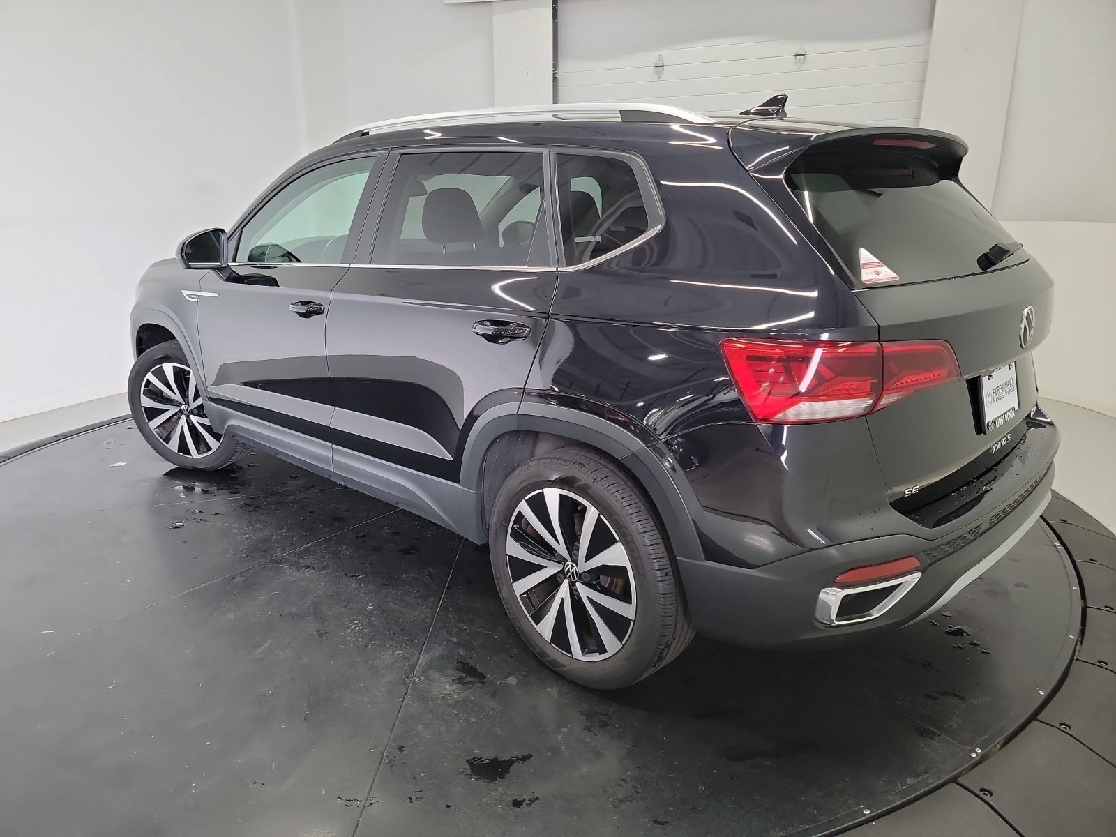 Used 2022 Deep Black Pearl Volkswagen SE image 5