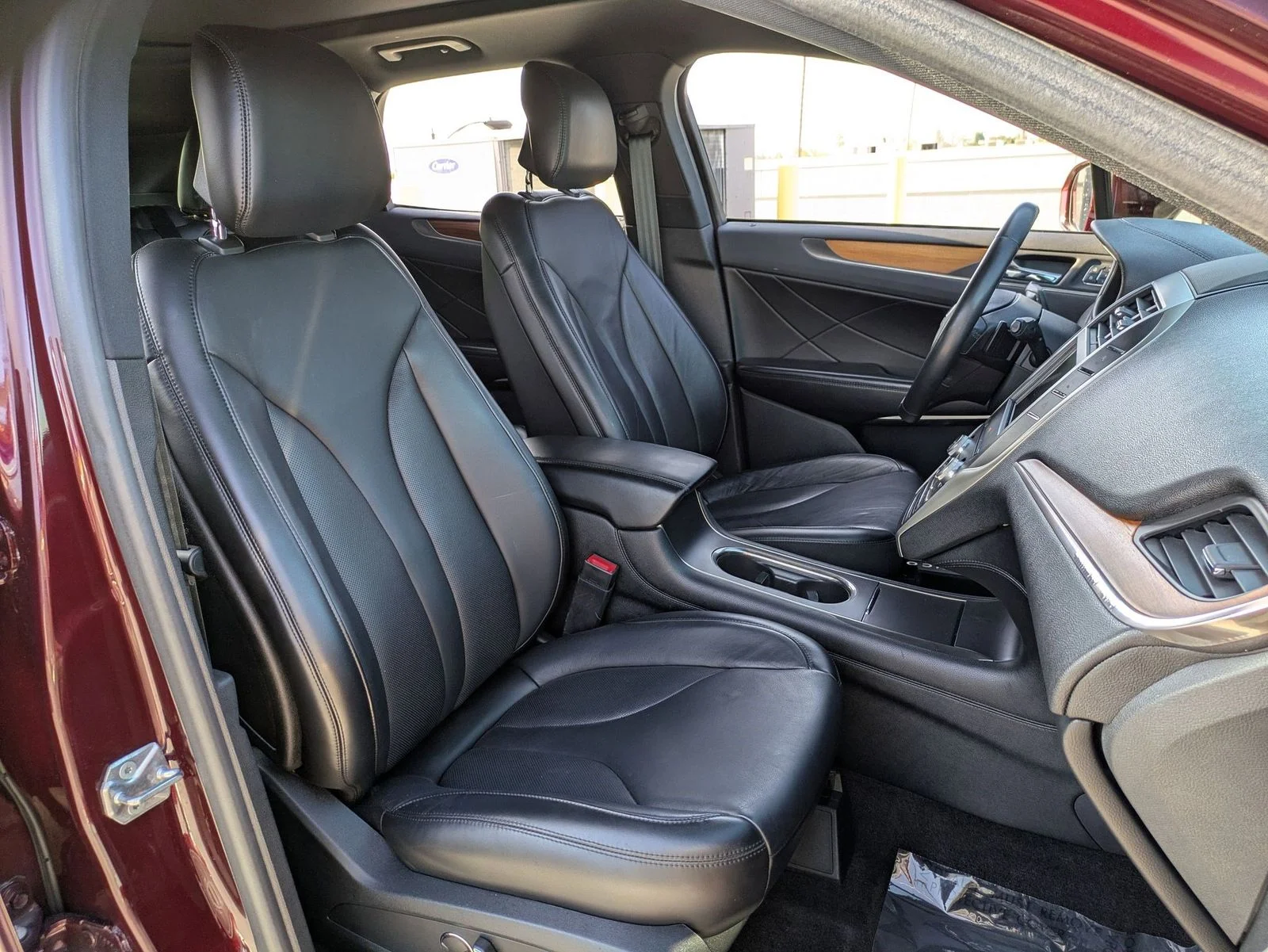 Used 2017 Red Lincoln Select image 27