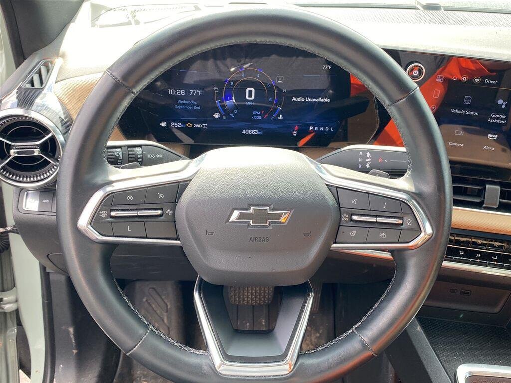 Used 2025 Cacti Green Chevrolet AWD ACTIV image 18
