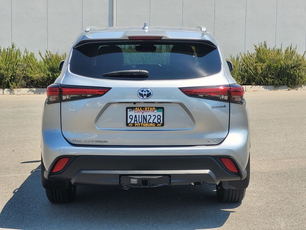 Used 2022 Silver Toyota XLE image 5