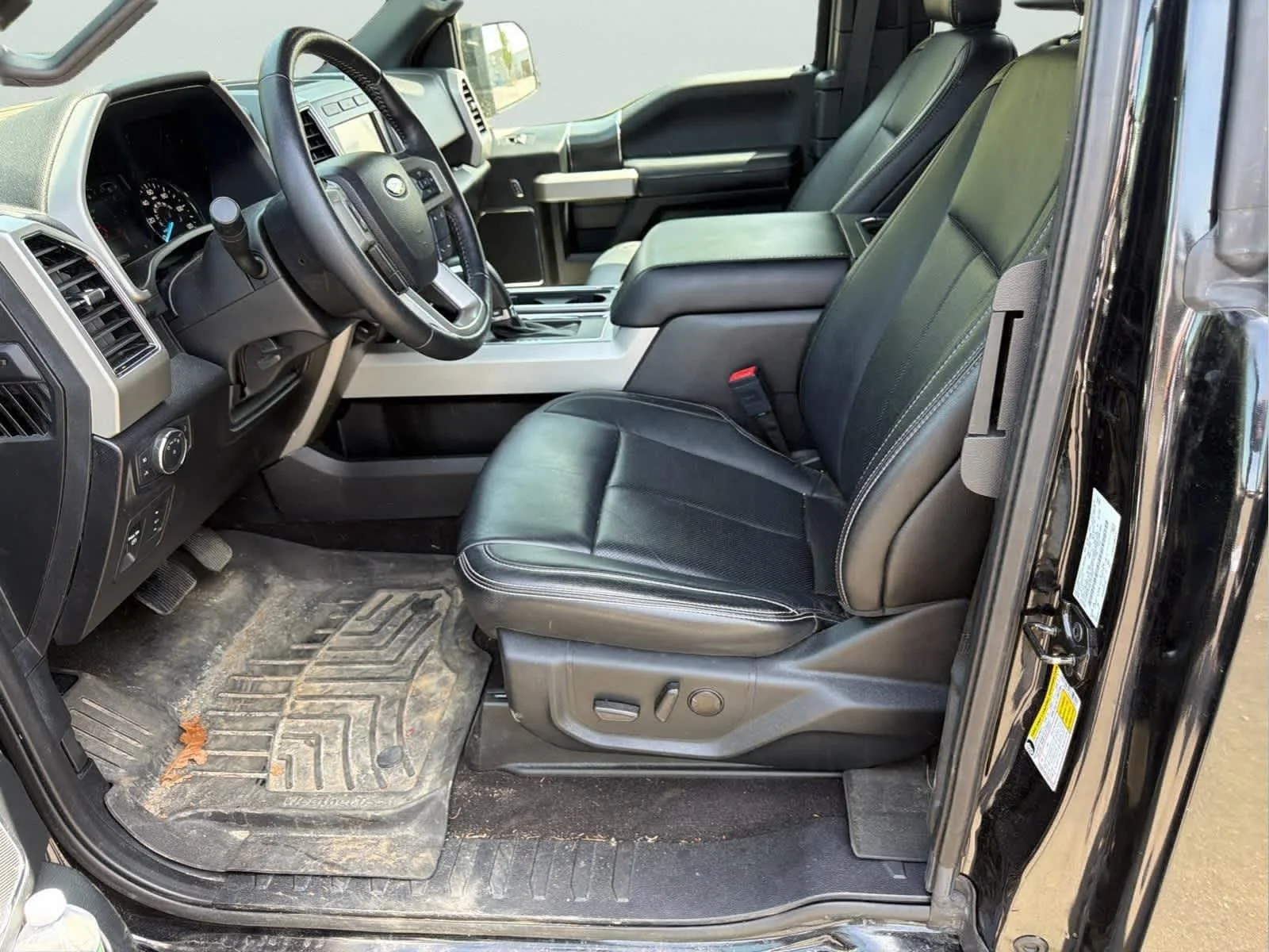 Used 2020 Agate Black Metallic Ford LARIAT image 11