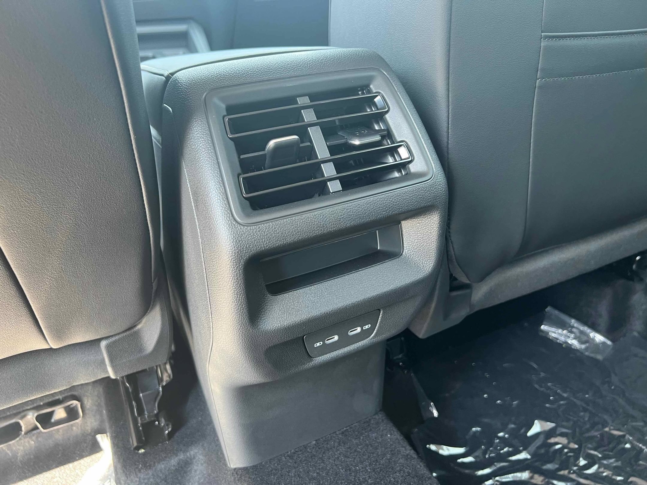 2025 Volkswagen Tiguan SE - Photo 22