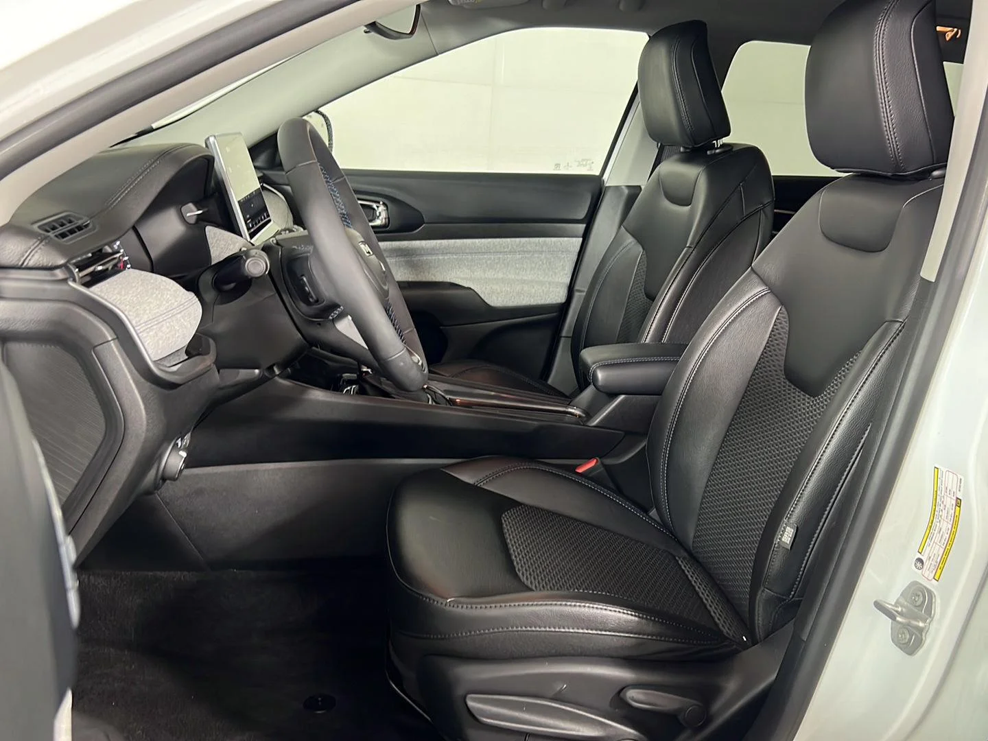 Used 2022 White Jeep Latitude image 14