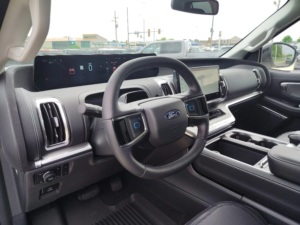 New 2026 Oxford White Ford Platinum® image 12