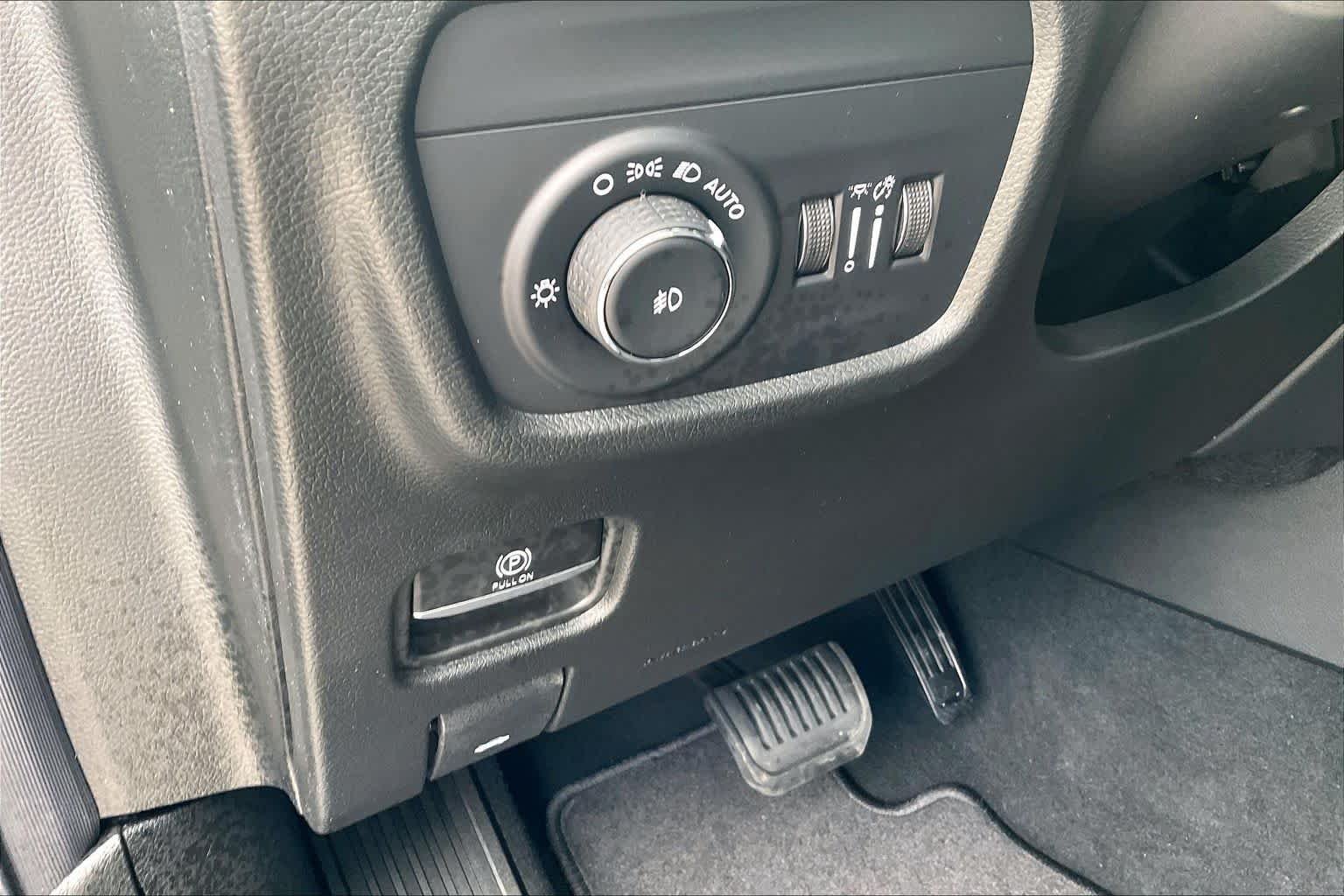 New 2026 Baltic Gray Metallic Clear-Coat Exterior Paint Jeep Limited Reserve image 18