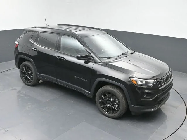 New 2026 Diamond Black Crystal Pearl-Coat Exterior Paint Jeep Latitude image 40