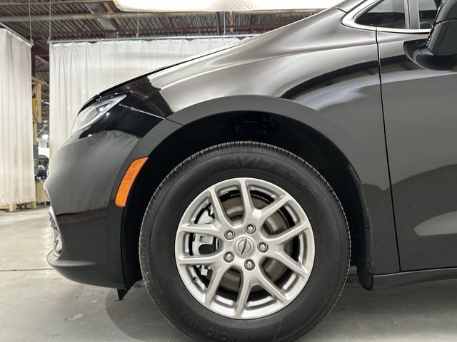 Used 2025 Black Chrysler Select image 22