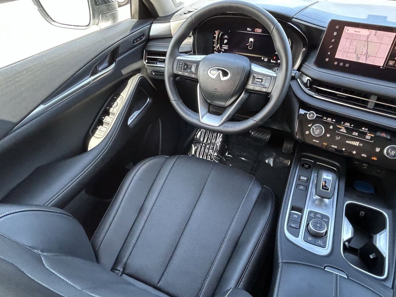 New 2027 RADIANT WHITE INFINITI LUXE image 16