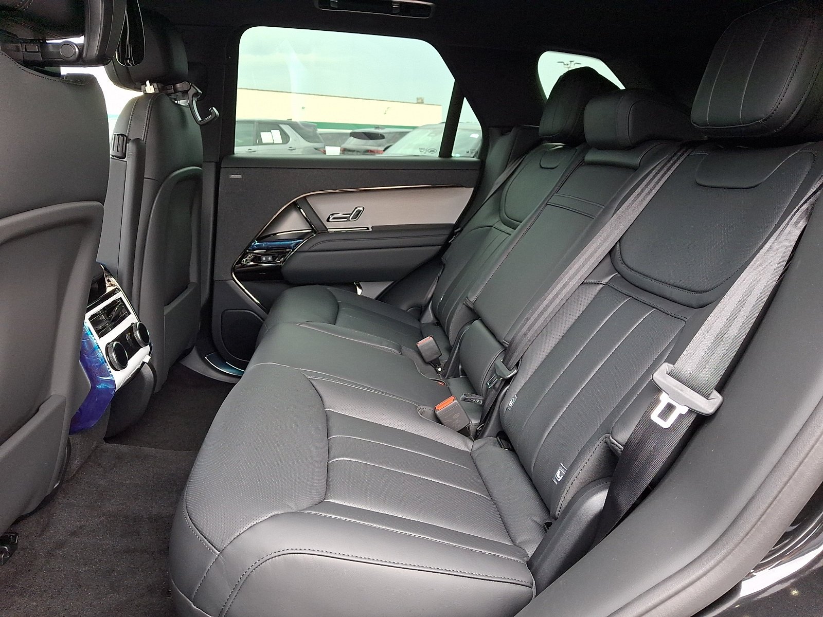 New 2027 Santorini Black Land Rover SE image 6