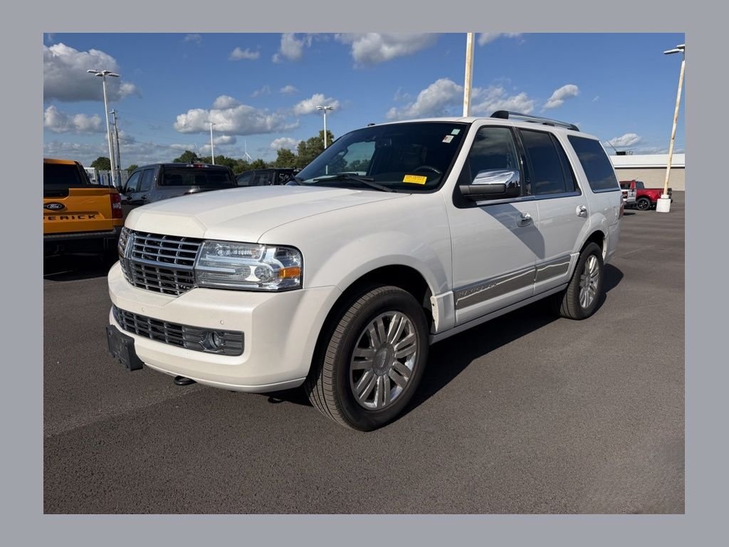 Used 2014 White Lincoln Base image 1