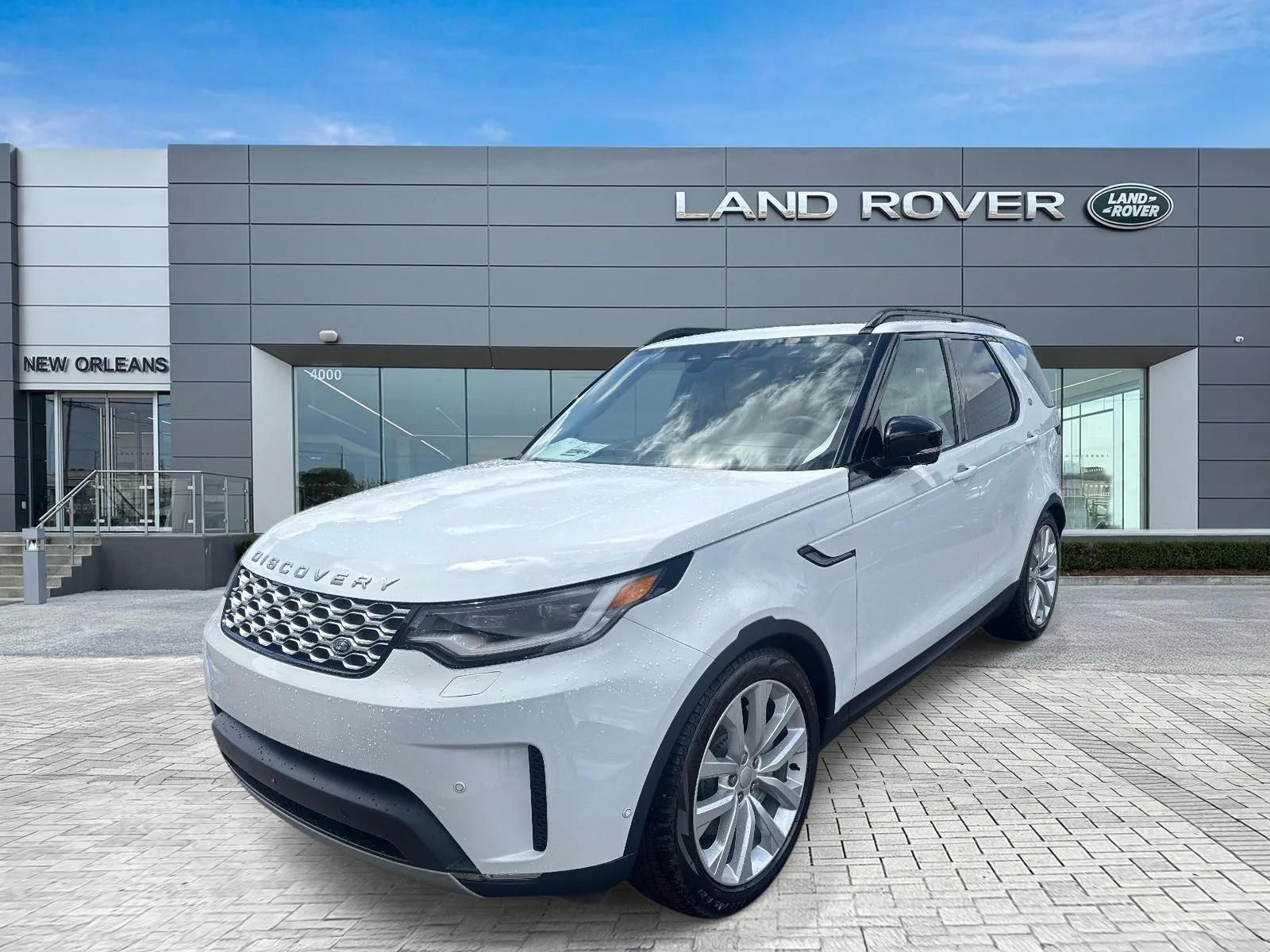 2026 Land Rover Discovery P300 S's photo