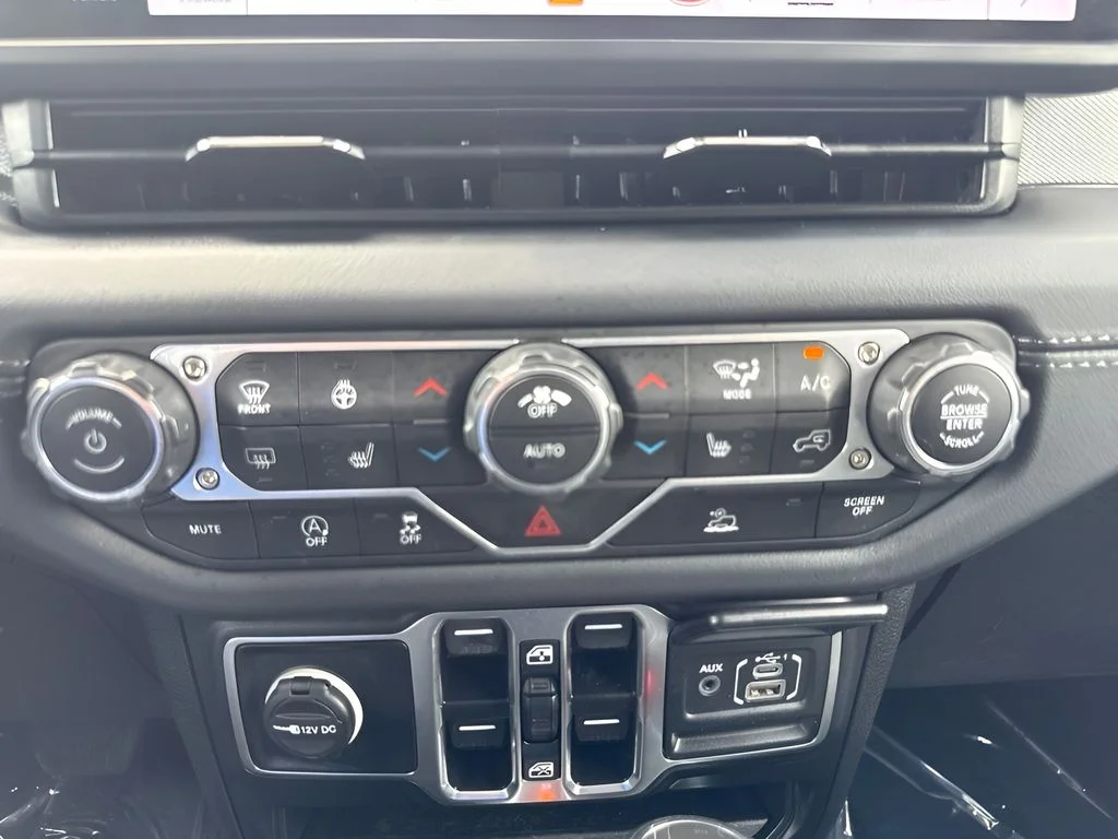 Used 2025 Gray Jeep Sahara image 17