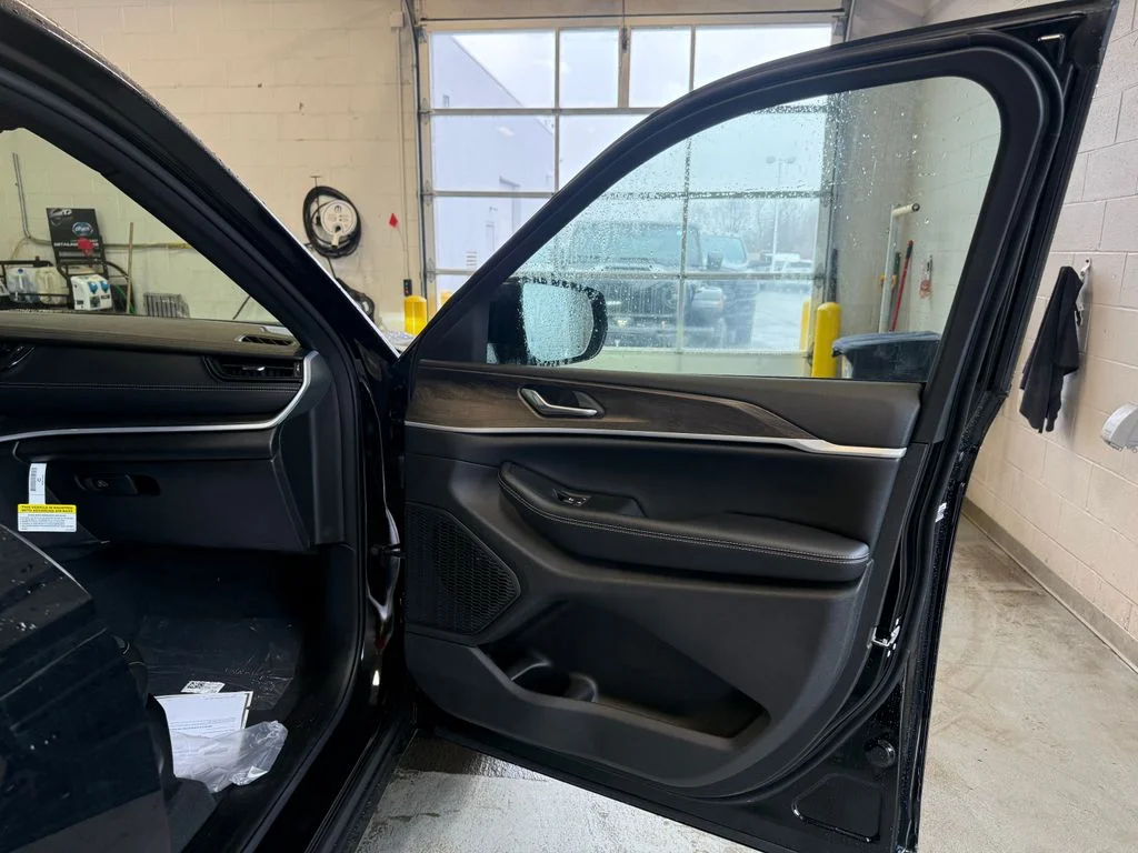 New 2026 Diamond Black Crystal Pearl-Coat Exterior Paint Jeep Altitude image 48