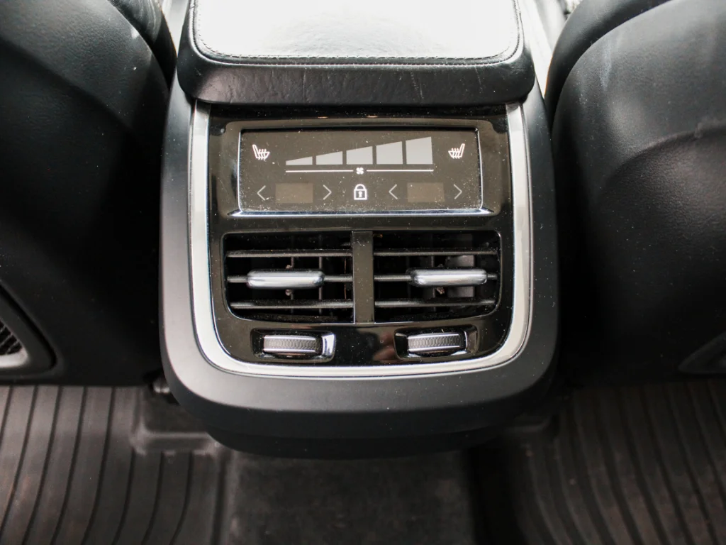 Used 2019 Crystal White Pearl Metallic Volvo Inscription image 25
