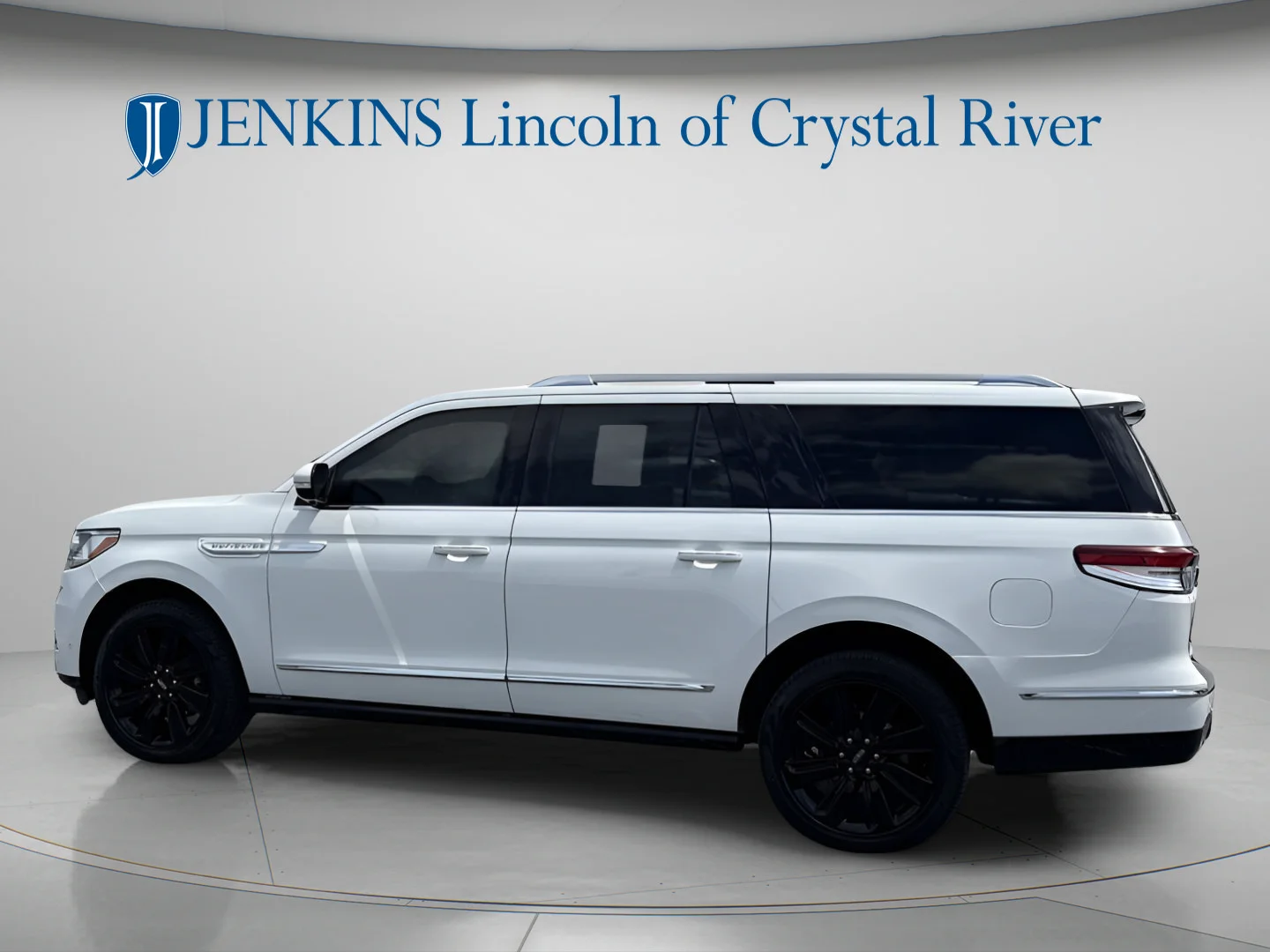 Used 2024 Pristine White Metallic Tri-Coat Lincoln Reserve image 10