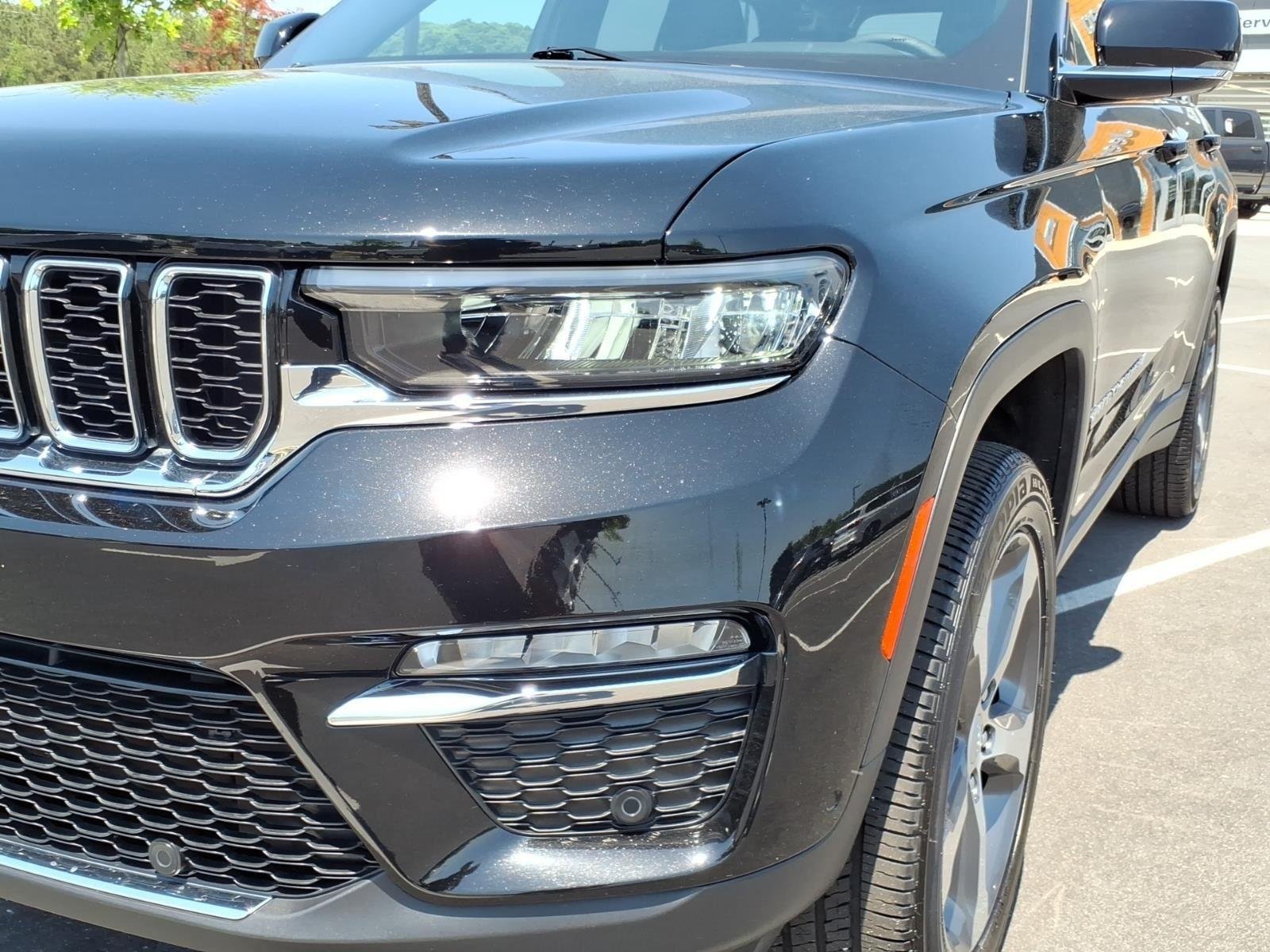 Used 2025 Diamond Black Crystal Pearlcoat Jeep Limited image 17