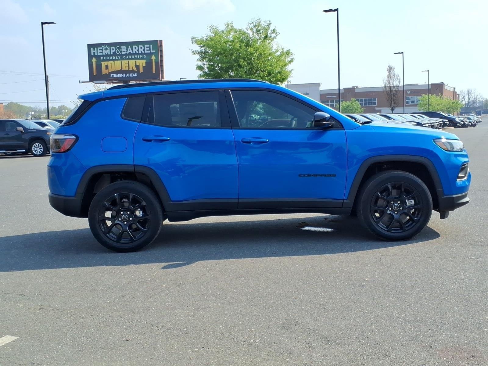 New 2026 Hydro Blue Pearl-Coat Exterior Paint Jeep Latitude Altitude image 10