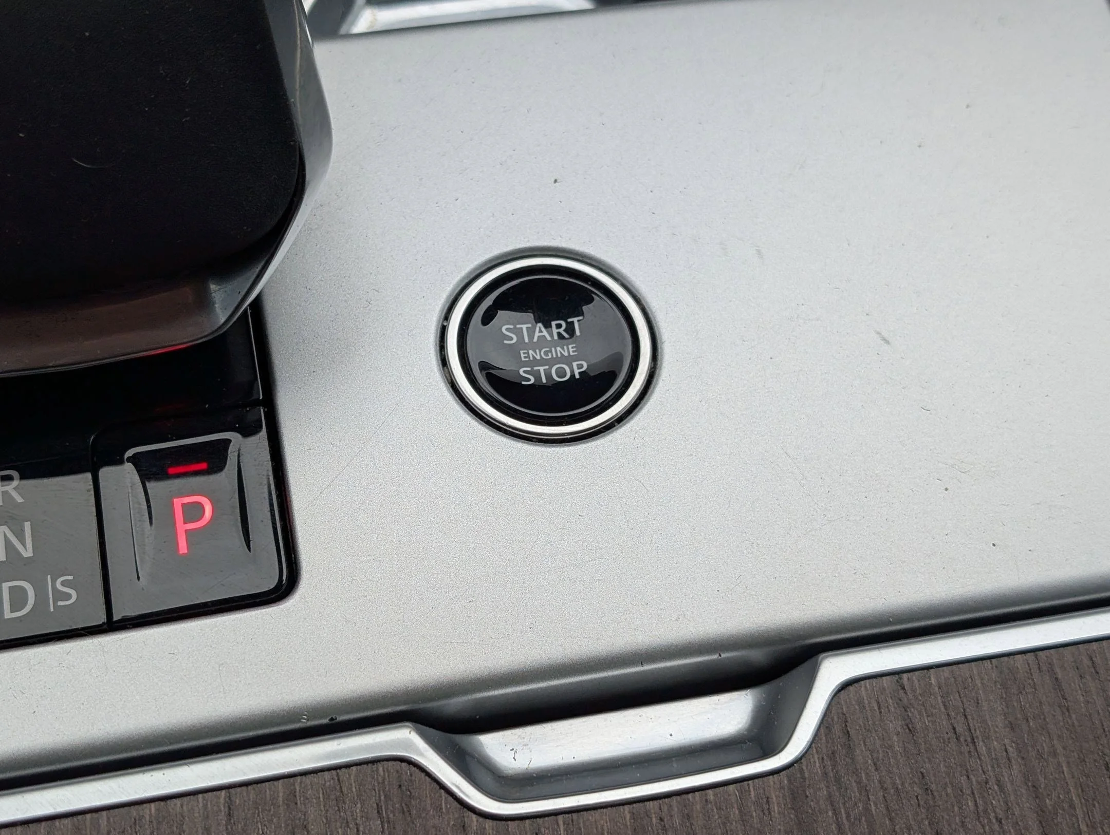 Used 2025 Icy White SV Bespoke Special Effect Satin Land Rover SE image 17