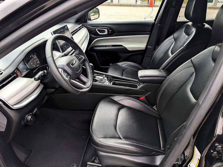 Used 2025 Diamond Black Crystal Pearlcoat Jeep Limited image 8