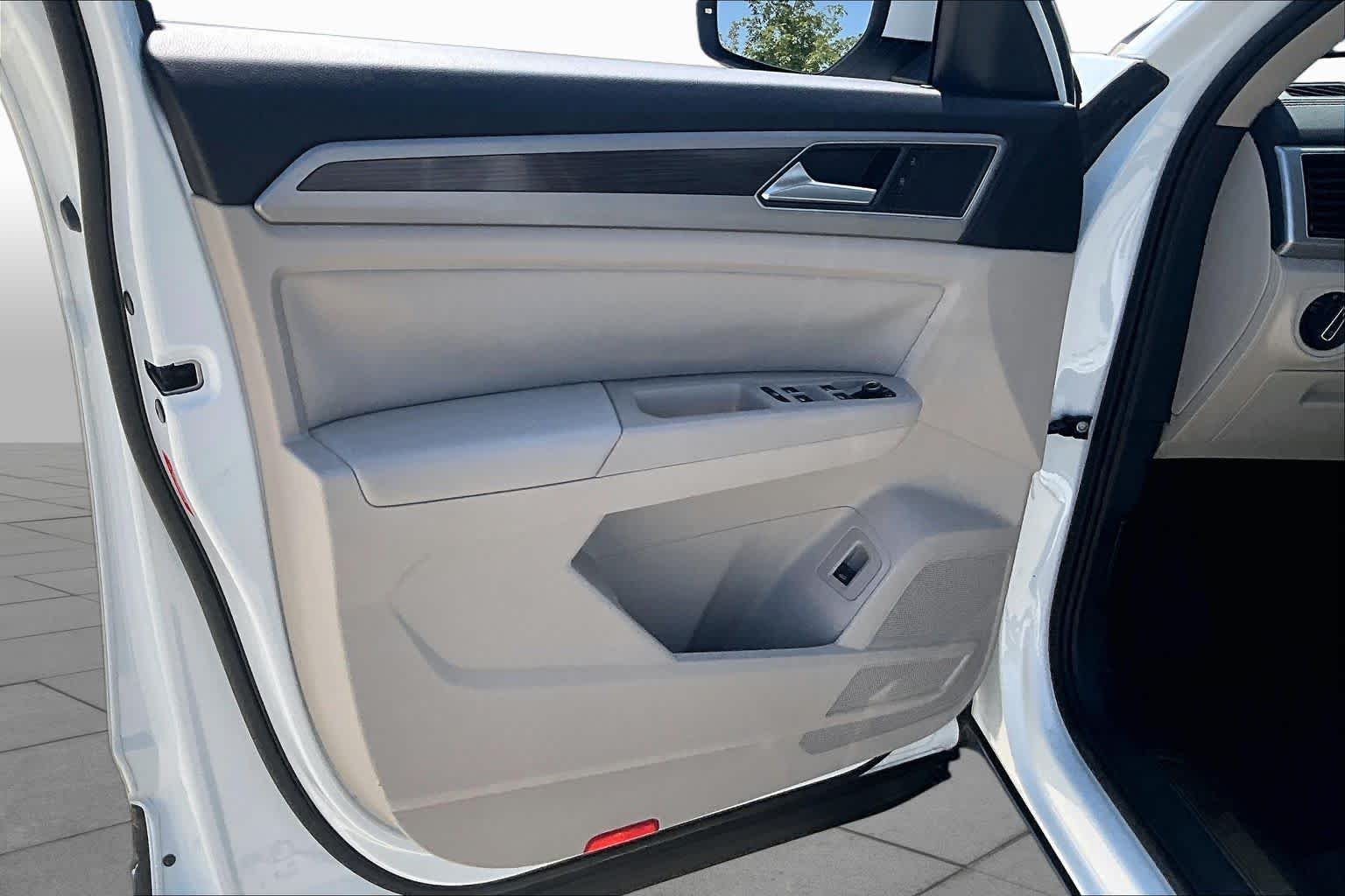 Used 2019 Pure White Volkswagen 3.6L V6 SEL image 24