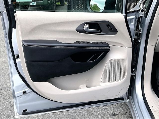 Used 2023 Silver Chrysler Touring L image 18
