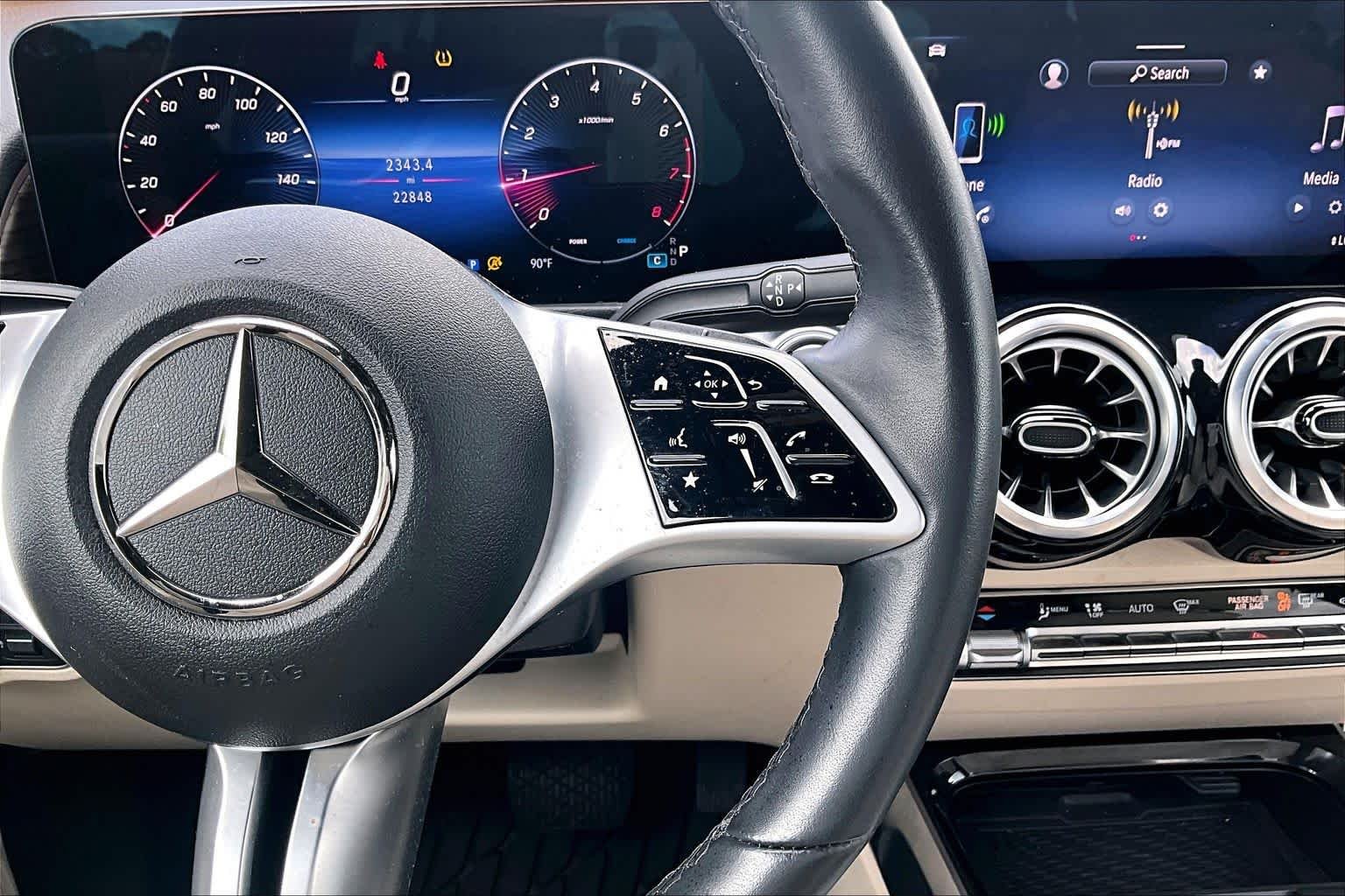 Used 2025 Polar White Mercedes-Benz GLB 250 image 25