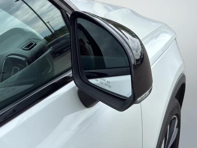 Used 2019 White Volvo R-Design image 9