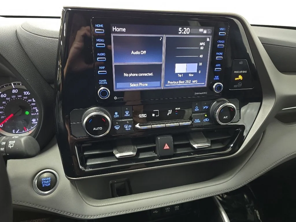 Used 2020 White Toyota L image 24