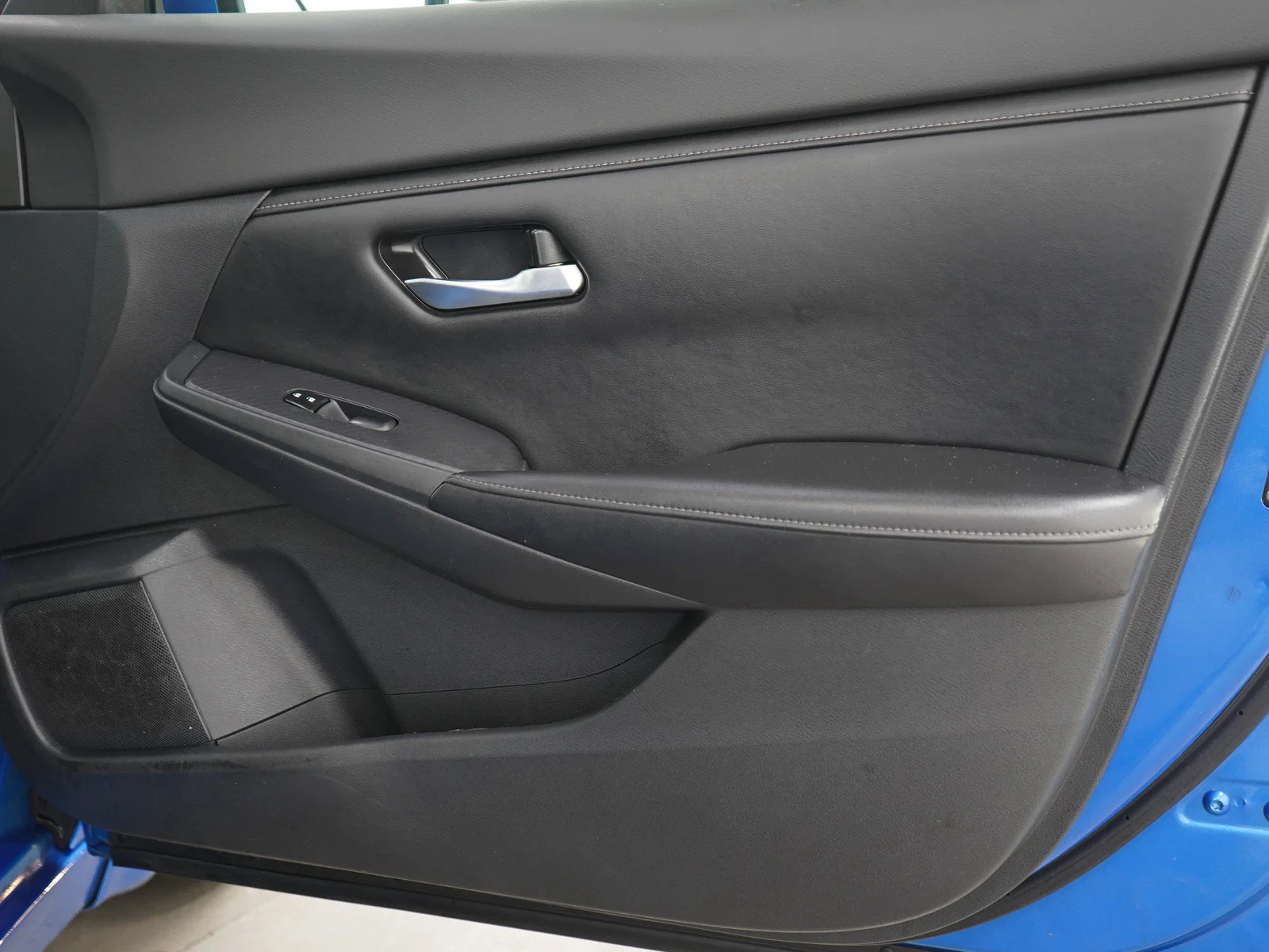 Used 2021 Blue Nissan SV image 9