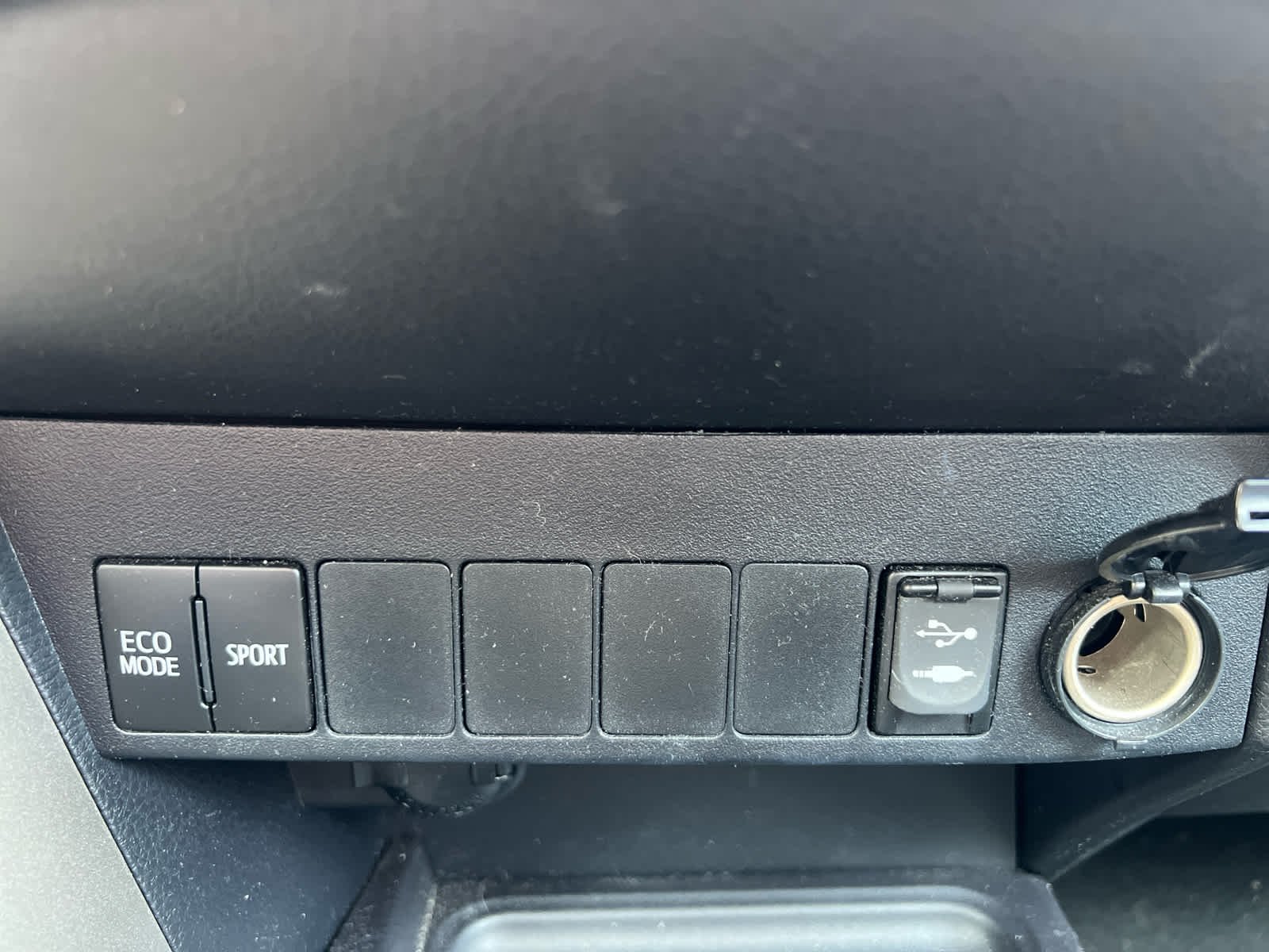 Used 2015 Super White Toyota XLE image 16