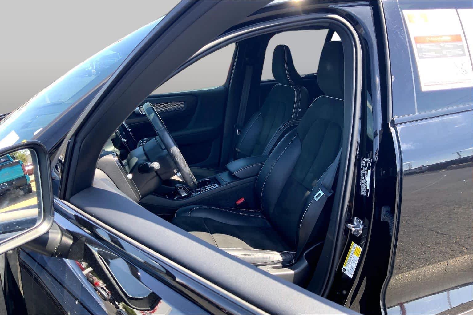 Pre-Owned 2021 Volvo XC40 R-Design