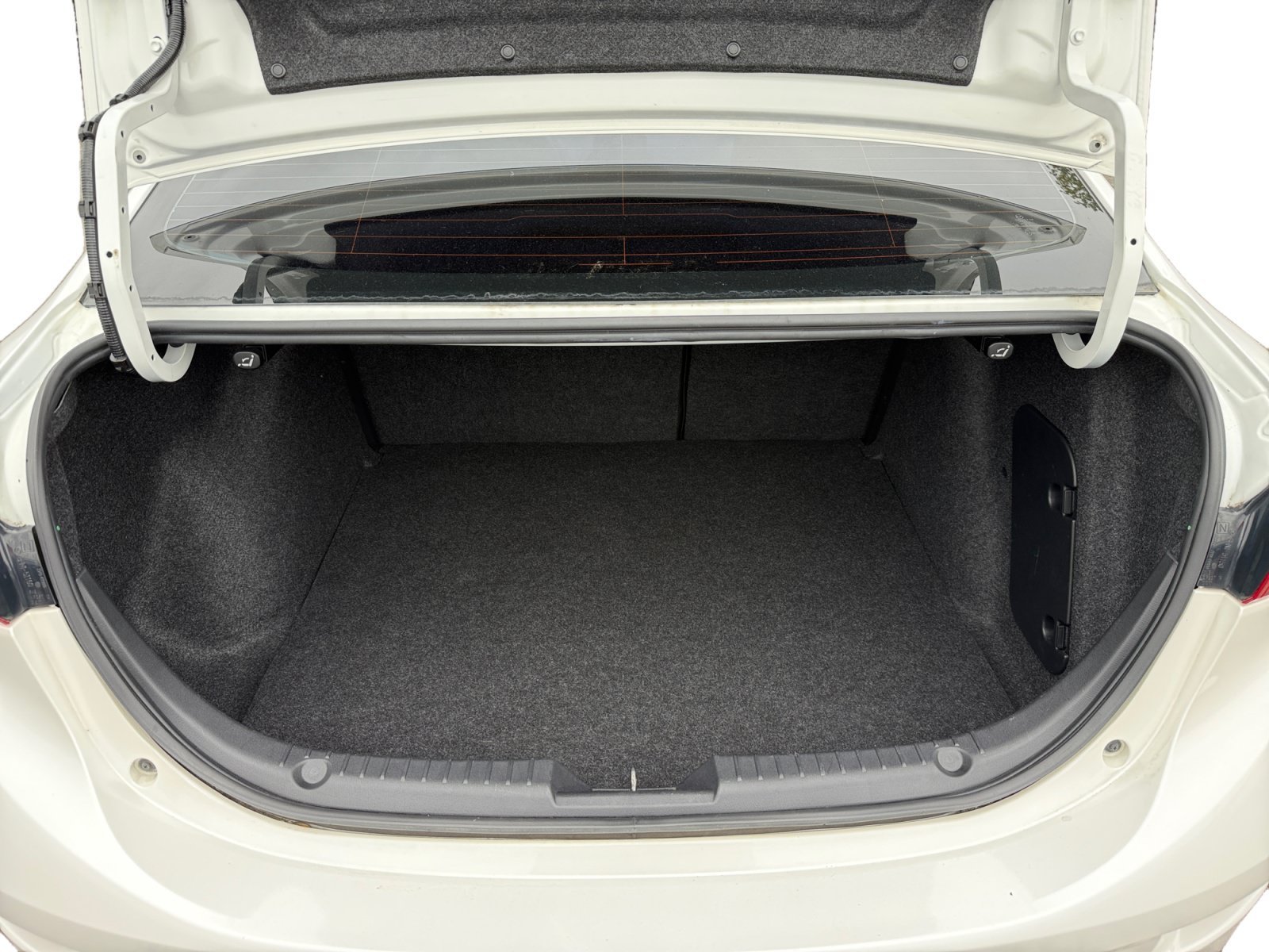 Used 2016 Snowflake White Pearl Mazda i Touring image 17