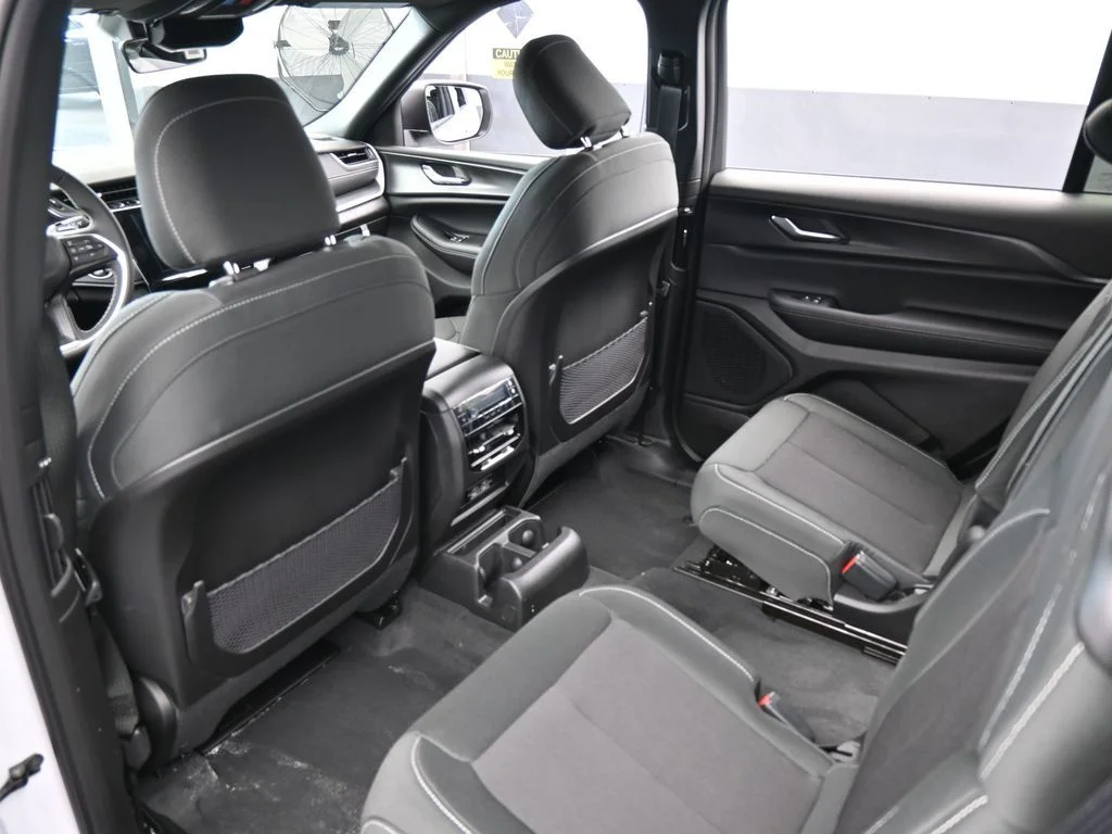New 2026 Bright White Clear-Coat Exterior Paint Jeep Laredo image 29