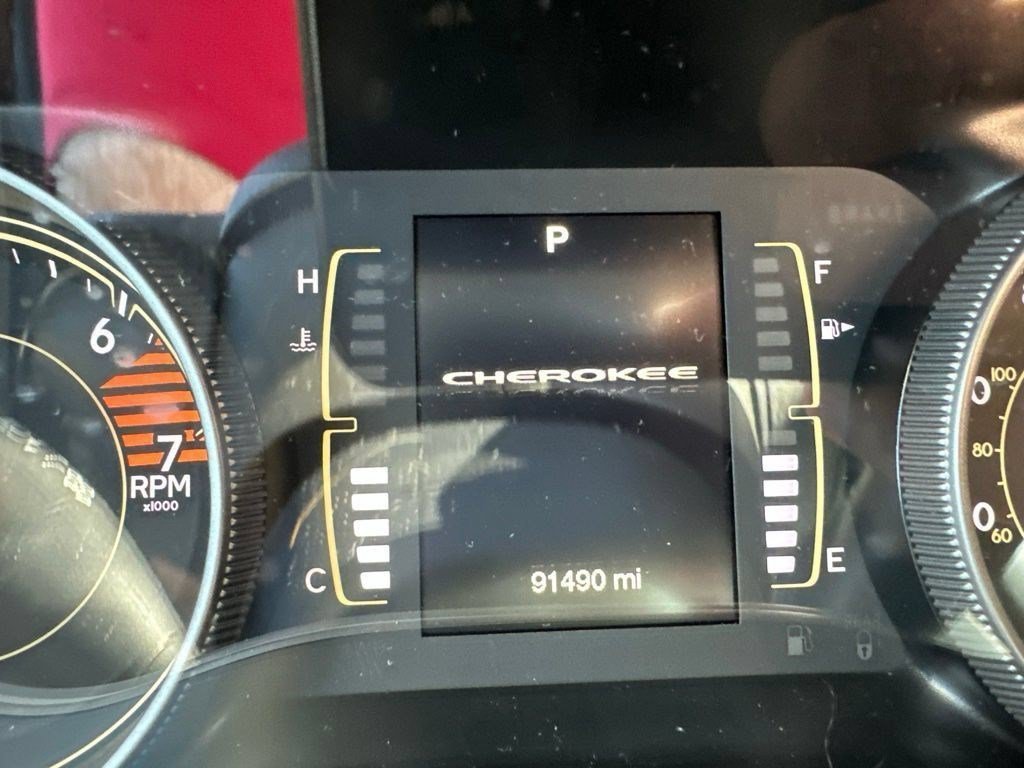 Used 2018 Gray Jeep Latitude Plus FWD image 12