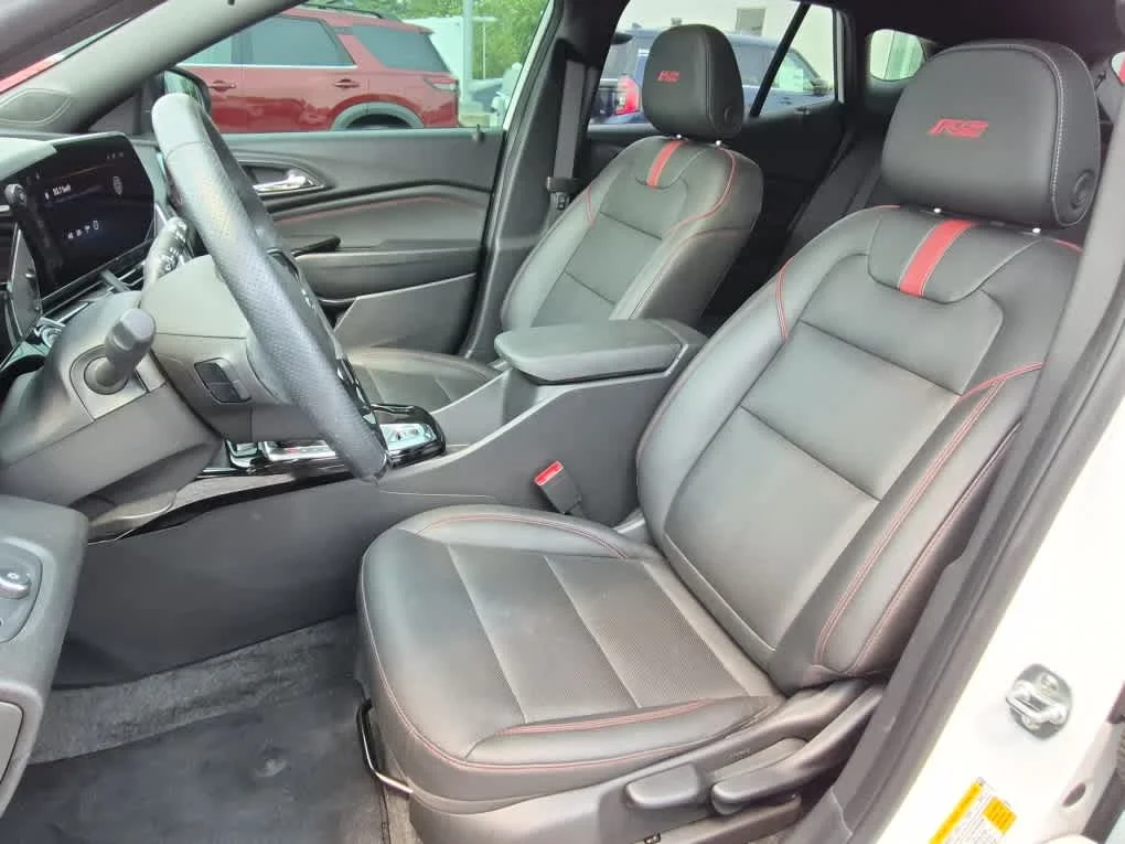 Used 2025 Summit White Chevrolet 2RS image 10