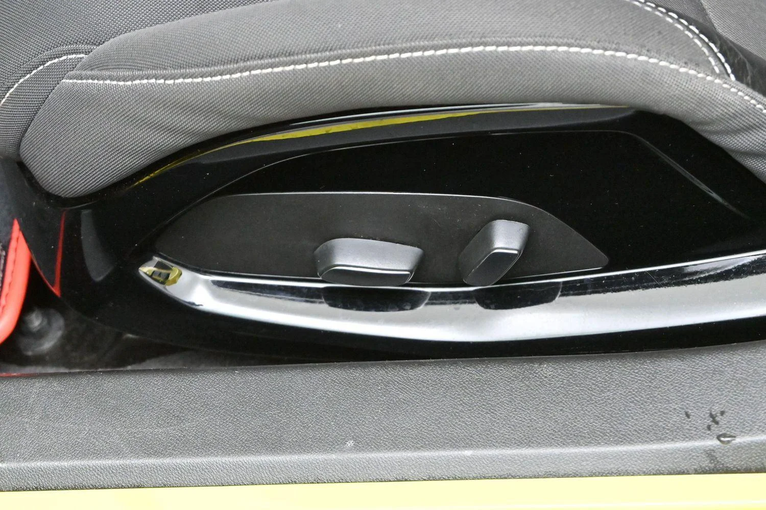 Used 2021 ACCELERATE YELLOW METALLIC Chevrolet 1LT image 16