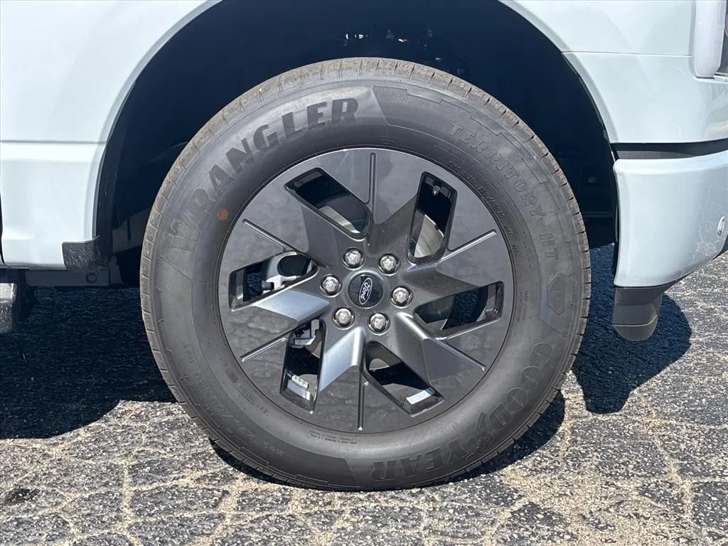 2025 Ford F-150 Lightning Flash - Photo 10