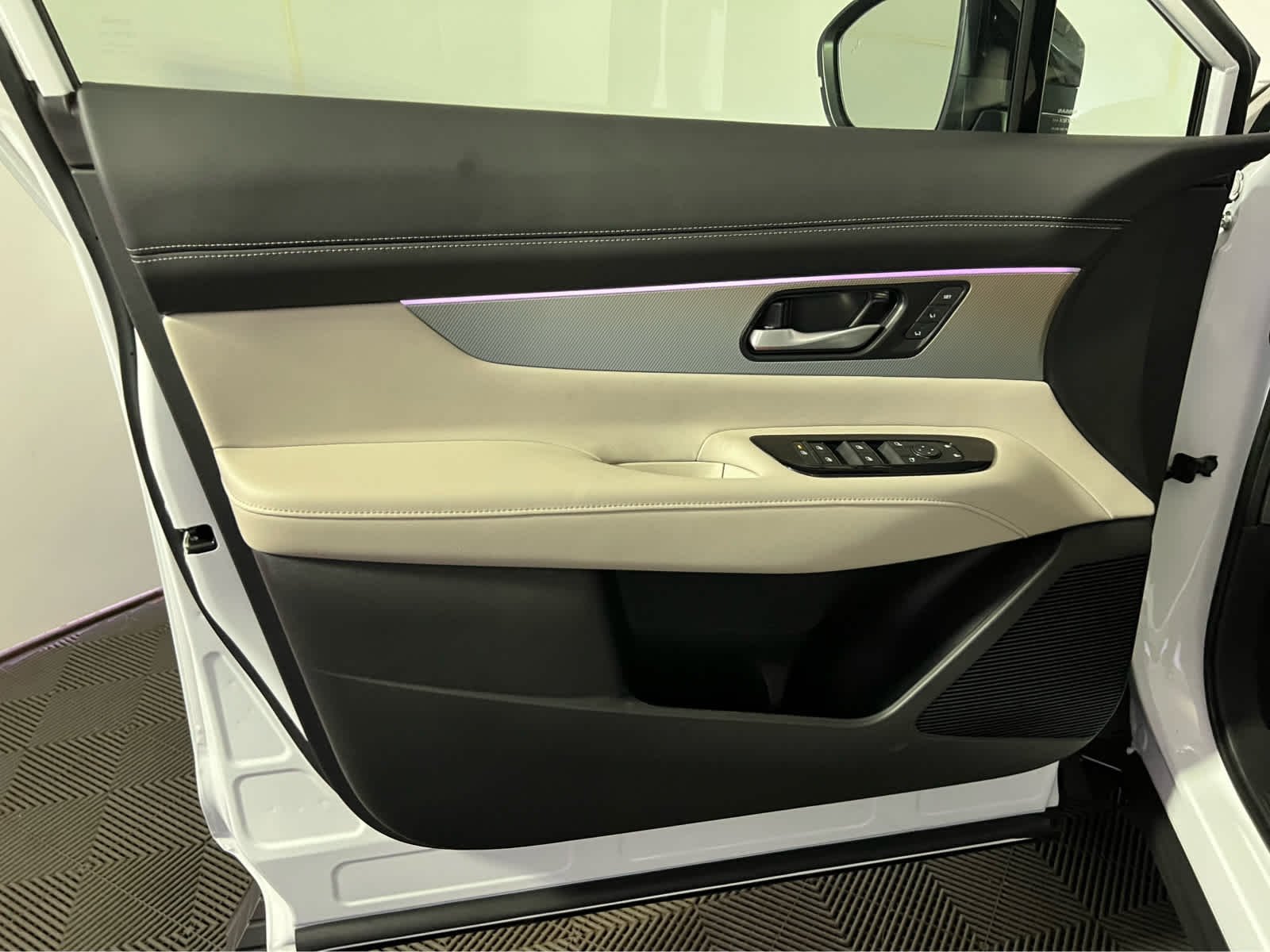 New 2026 Everest White Pearl TriCoat Nissan SL image 15