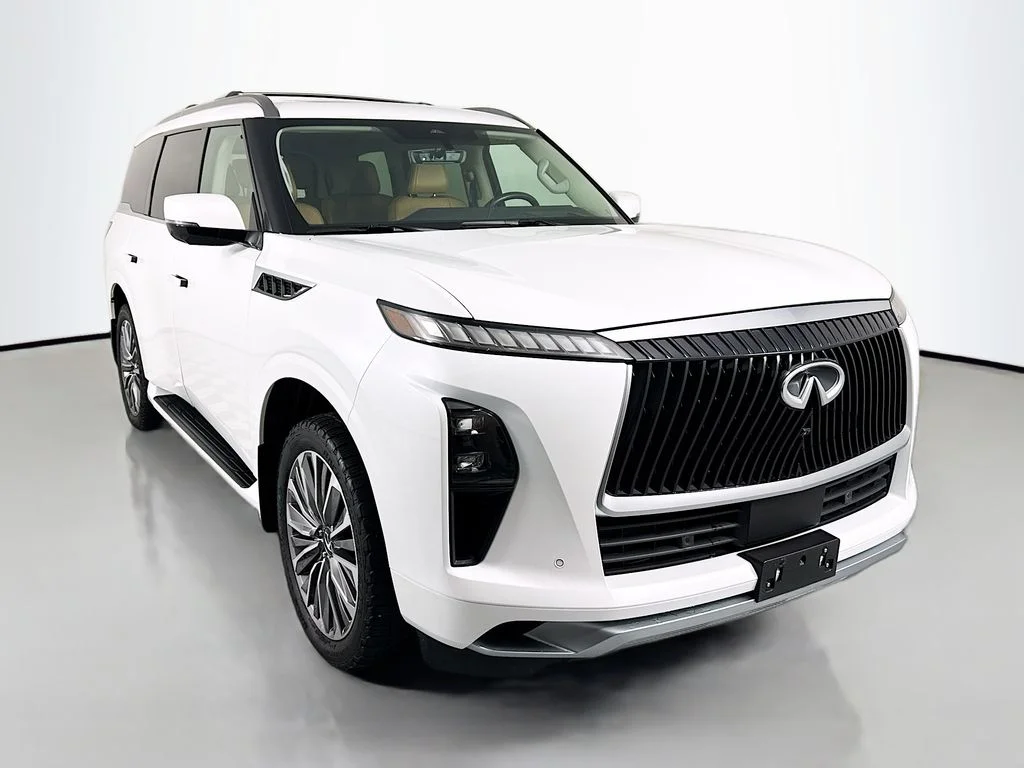 Used 2025 White INFINITI LUXE image 7