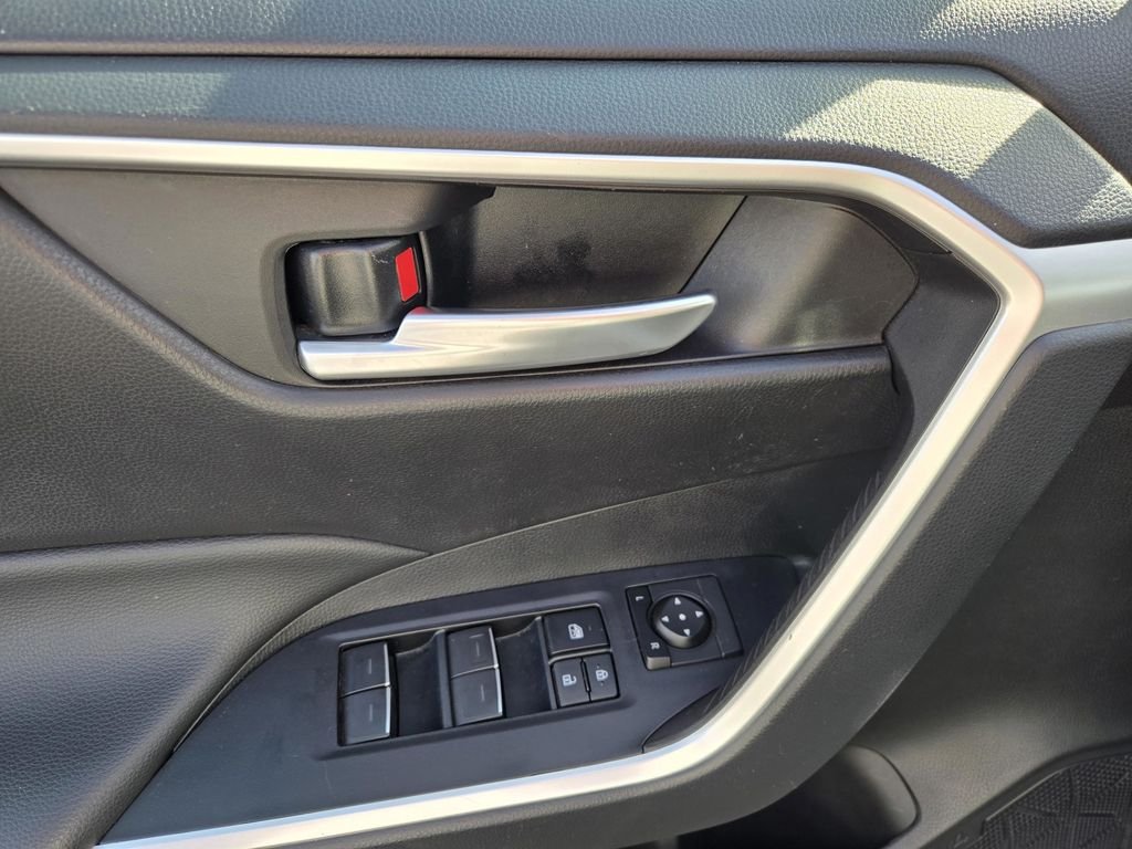 Used 2025 Ice Cap Toyota XLE image 18