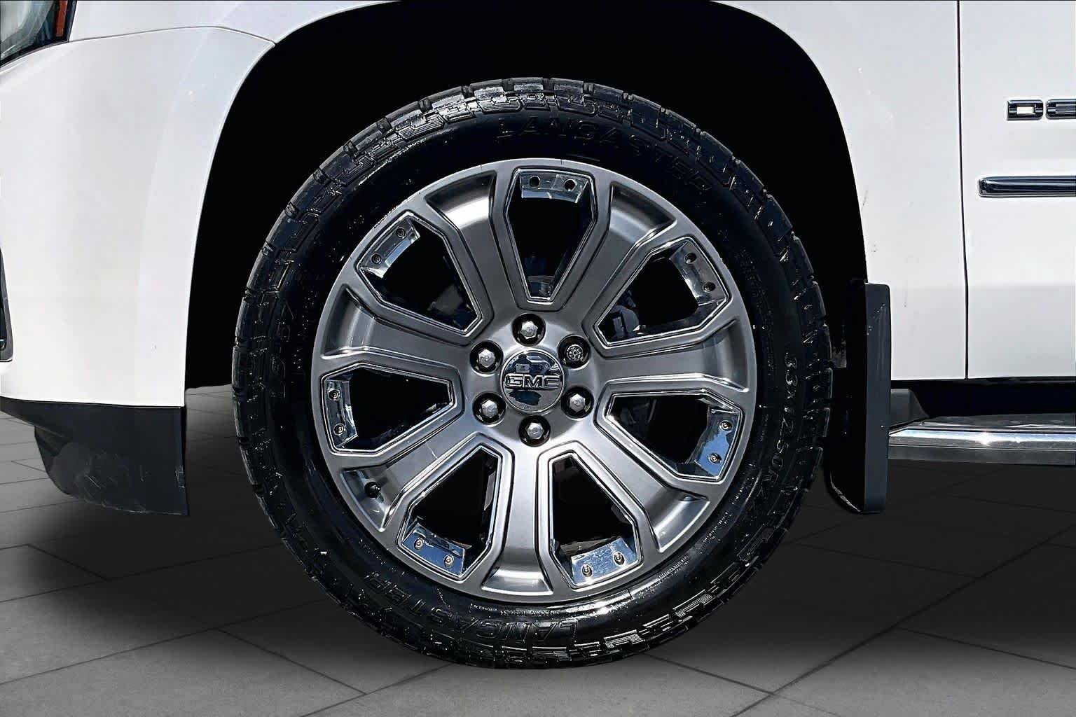 Used 2016 White Frost Tricoat GMC Denali image 11