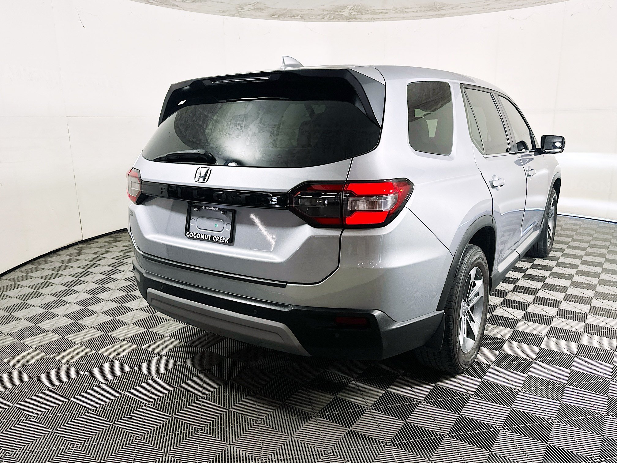 Used 2025 Silver Honda EX-L image 3