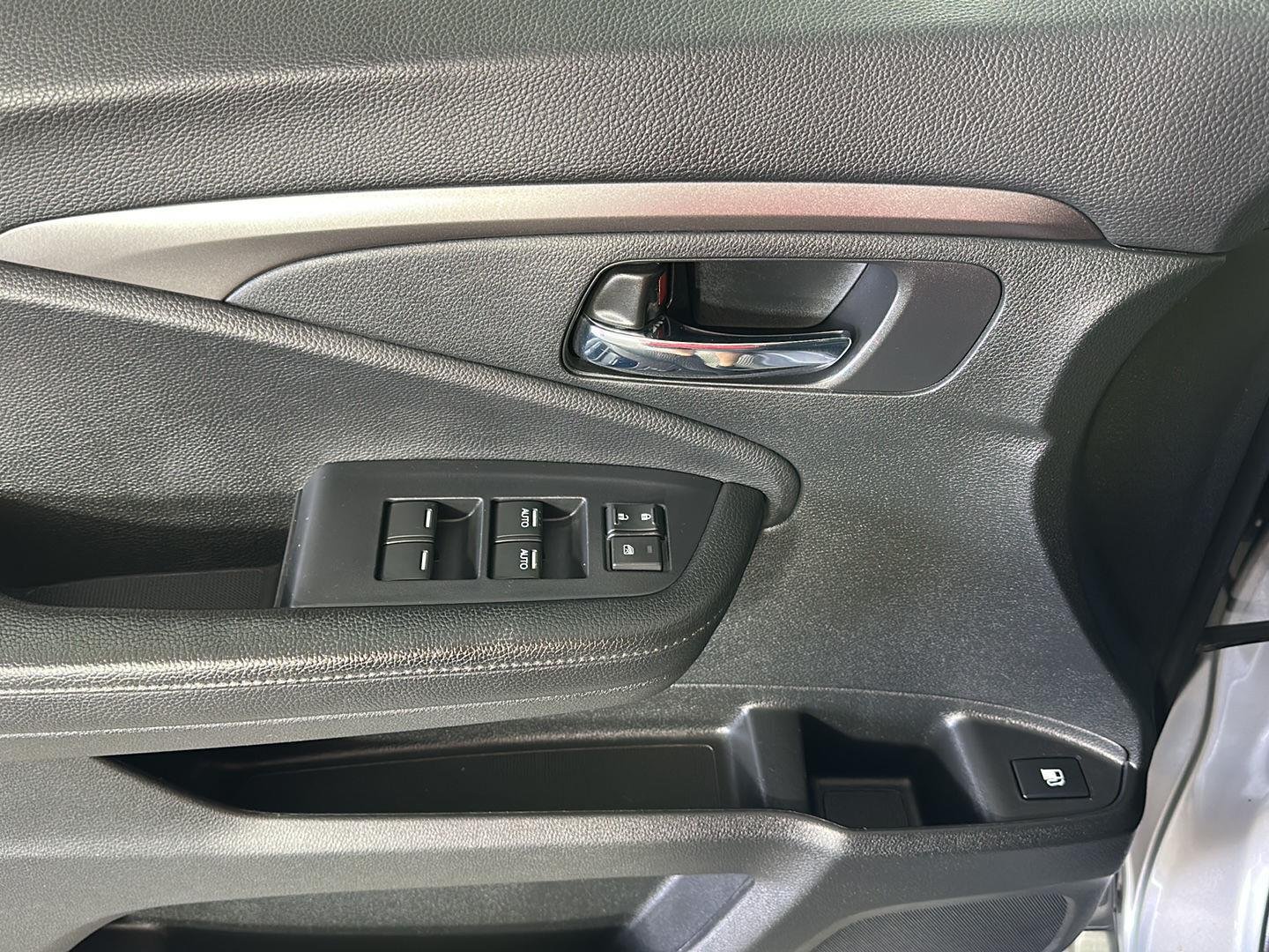 Used 2019 Lunar Silver Metallic Honda Sport image 9