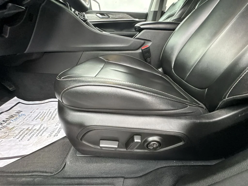 Used 2023 White/off-white Jeep Limited image 12
