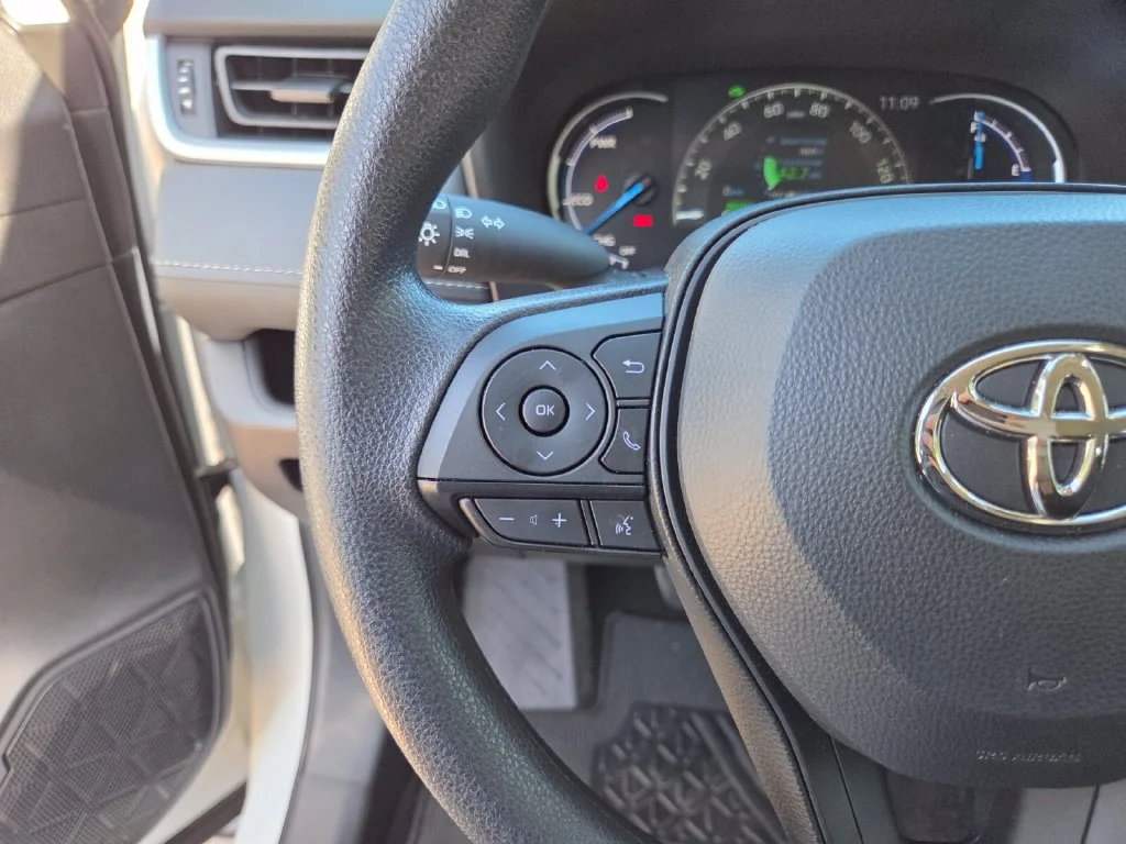 Used 2025 White Toyota LE image 30