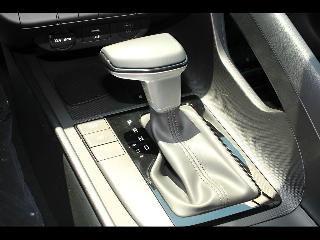 2025 Hyundai Elantra SEL - Photo 17