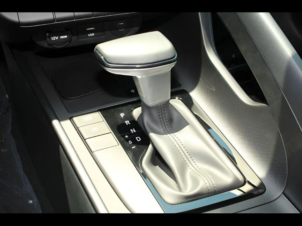 2025 Hyundai Elantra SEL - Photo 17