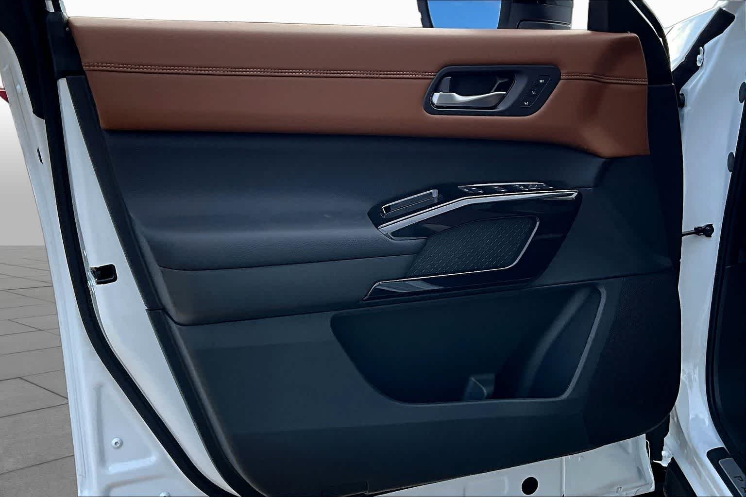 New 2026 Everest White Pearl TriCoat Nissan Platinum image 16