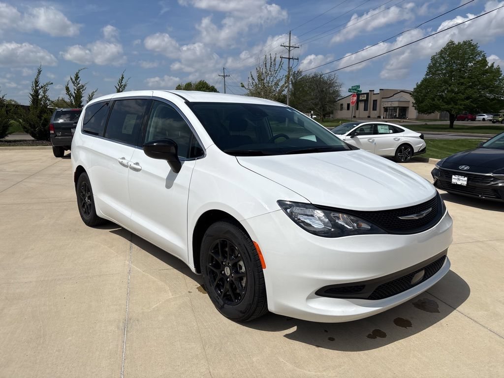 2024 Chrysler Voyager LX - Photo 7
